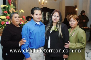 27012008
Los festejados acompañados por María Dolores Tovar Estrada y María Esther Martínez de Soriano.