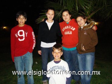 20012008
Jaime Díaz Flores, Regina González Cepeda, Bárbara Garza Cepeda, Bedía Cepeda y Fernando González.