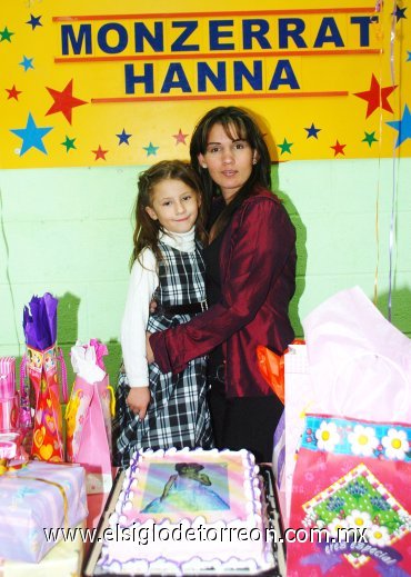27012008
Hanna Montserrat Morales Santelices en su piñata, la acompaña su mamá Elisa.