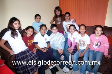 27012008
Jazmín Acevedo con sus amiguitos Héctor, Alex, Sandra, Miguel, Diana, Dévora, Sayura, Jésica y César.