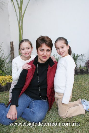 27012008
Lydia Marcela Madrazo con sus hijas Regina y Andrea Estrada Madrazo.