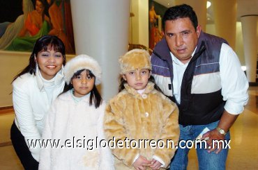 27012008
Martha, Ángela, Ale y José Luis Domínguez, en reciente evento realizado en el Teatro Nazas.