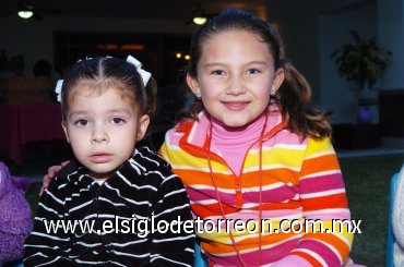 27012008
Natalia Cabranes y Jimena Villanueva fueron invitadas a una fiesta de cumpleaños.