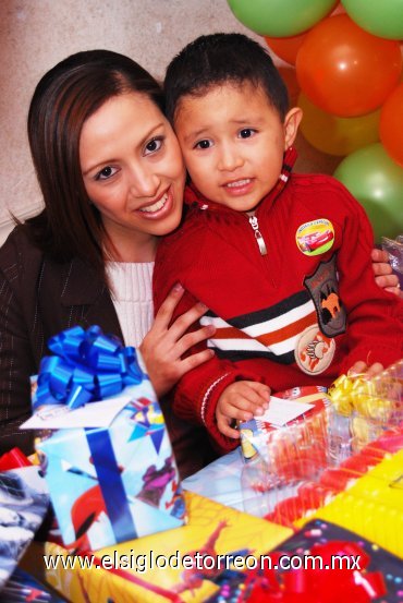 31012008
Carlos Daniel acompañado de su mamá Elizabeth de Martínez.