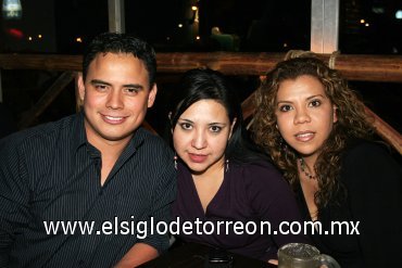 27012008
Christian Solís, Jackie González y Elizabeth Navejas.