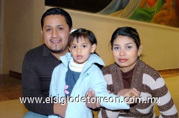 27012008
Omar Saucedo, Liliana Hernández y Samanta Saucedo.