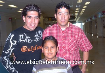 01022008
Edwin Soto viajó a Tampa, Florida, y fue despedido por Saúl y Andrés Quiroz.