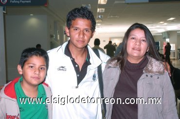 01022008
José Fidel Licerio llegó de Perú y fue recibido por Rosa Adriana Bueno y Luis Manuel Licerio.