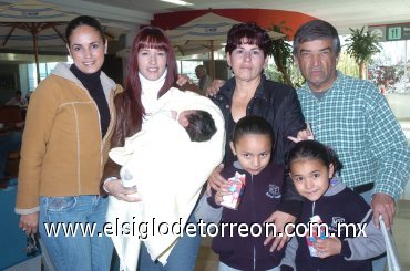 01022008
Patricia Sandoval, Tania Méndez y Aixa López viajaron a Tijuana y fueron despedidas por Ramiro y Cynthia Méndez; y Aylín y Anelí Montes.