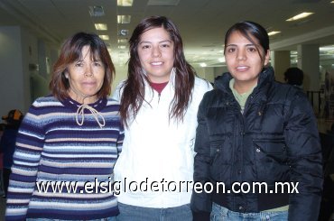 02022008
Diana Valenzuela viajó a Tijuana y fue despedida por Lizbeth y Caty Valenzuela.