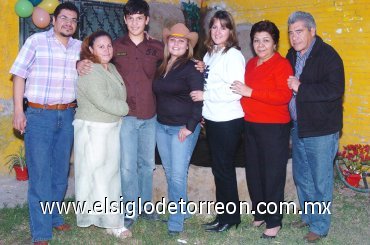 02022008
Cynthia Seceñas celebró su cumpleaños acompañada de Gustavo Armendáriz, Rocío Escobedo, Hilda Navarro, Guadalupe de Lira, Javier Armendáriz y Gustavo Armendáriz Jr.