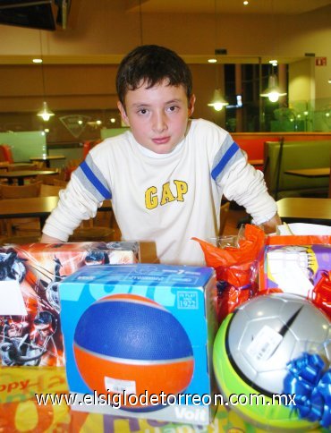02022008
Ángel Gutiérrez Izquierdo festeja con amigos su cumpleaños.