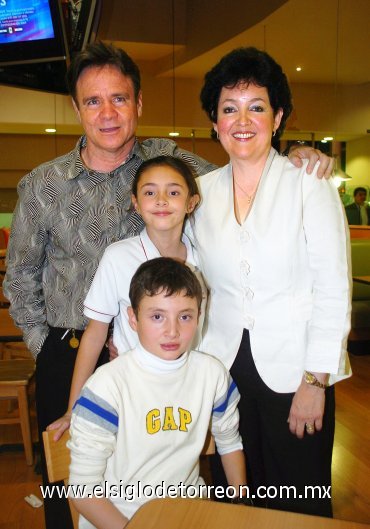 02022008
Ángel junto a sus papás Óscar Gutiérrez del Bosque y Norma Izquierdo de Gutiérrez, y su hermana Stefy.