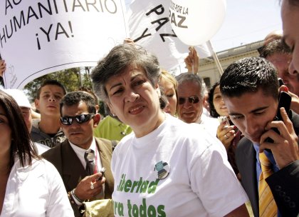Las ex rehenes de las FARC, Clara
Rojas y Consuelo González, recibieron con felicidad el anuncio del grupo rebelde de dejar en libertad a otros tres secuestrados.