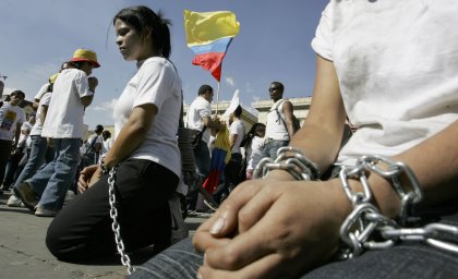 Dos manifestantes se encadenaron durante la marcha de protesta contra las Fuerzas Armadas Revolucionarias de Colombia.