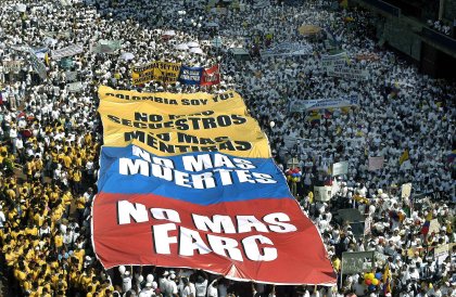 En Caracas, Venezuela, cerca de tres mil manifestantes se volcaron a las calles vestidos con camisetas blancas que decían “No más secuestros, No más muertes”. Con carteles en blanco y negro, crearon una gran valla apuntando al cielo que decía: “No más FARC'.
