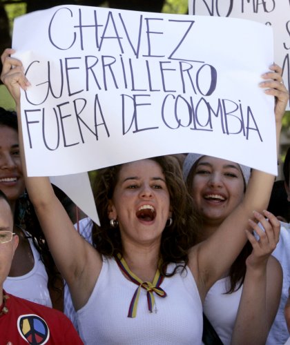 Una de las manifestantes en Caracas criticó al presidente Hugo Chávez por considerar que da su apoyo a las Fuerzas Armadas Revolucionarias de Colombia (FARC).