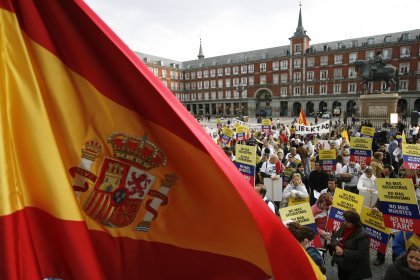 Esperanza Aguirre, presidenta de la comunidad colombiana de Madrid, declaró que “de ninguna manera el secuestro, la extorsión, la muerte y las condiciones de vida absolutamente ignominiosas que tienen que sufrir los secuestrados por las FARC pueden ser un método de conseguir objetivos políticos”.