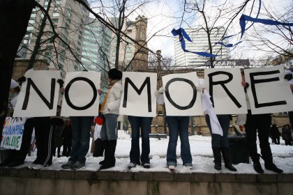 En Nueva York, EU., centenares de personas se congregaron en un parque colmado de banderas colombianas
frente a la ONU, con pancartas en inglés y español con la frase “Secuestro no es revolución”.