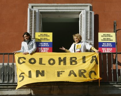 En Bogotá, la movilización para pedir la puesta en libertad de los secuestrados de esa guerrilla “superó fácilmente el millón de personas”, calculó el alcalde mayor de la capital colombiana, Samuel
Moreno Rojas.