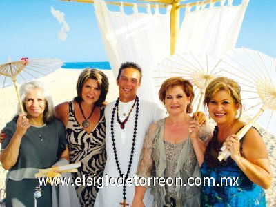 Ivonne Kaim, Susana González, el Sacerdote que llevo a cabo la ceremonia, Sonia Kaim y Paulina González.