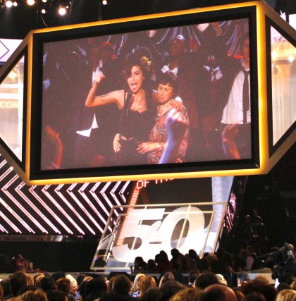 Las bodas de oro de la gala de los Grammy, el mayor espectáculo de la industria de la música, se saldaron con el arrollador éxito de la británica Amy Winehouse, que consiguió cinco de los seis premios a los que aspiraba en la presente edición.