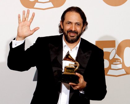 Los premios Grammy celebraron su entrega número 50 con derroche de glamour. El dominicano Juan Luis Guerra ganó el Grammy al mejor álbum tropical por 'La Llave de mi Corazón'