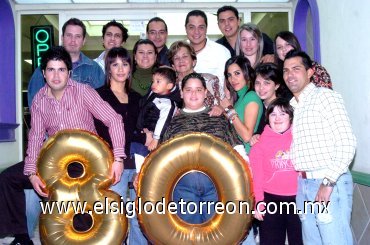 05022008
Con toda su familia la señora Elsa de Díaz-Flores celebró en grande su onomástico.