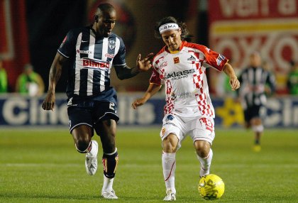 Con vocación ofensiva y un triplete del chileno Humberto Suazo, Rayados del Monterrey consiguió  su primera victoria del Torneo Clausura 2008 del futbol mexicano, al vencer 3-0 a Tecos de la UAG, en duelo disputado en el estadio Tecnológico de Monterrey.