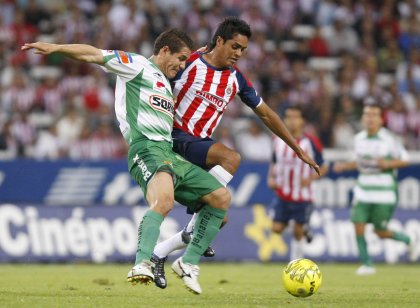 Guadalajara se fue encima de su rival con todo, ante el alarido de los aficionados que festejaban las jugadas de los rojiblancos.