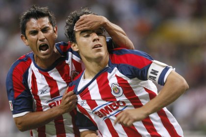 Omar Bravo provocó la erupción del Jalisco en una espectacular jugada con el 'Venado' Medina, quien le dio un excelente pase de taconazo para que el número nueve de Chivas resolviera con tiro de pierna derecha para vencer a Sánchez con el 3-2 al minuto 84.