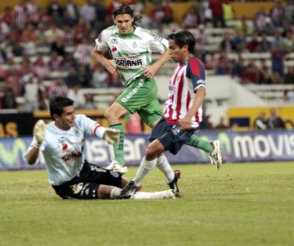 Las chivas una y otra vez atacaron a los de la Comarca, pero la figura de Oswaldo Sánchez evitó que Guadalajara consiguiera más goles en el encuentro.