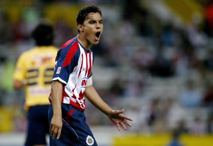 Chivas de Guadalajara se mantiene como líder general del futbol mexicano, tras vencer en un emocionante duelo a Santos Laguna por 3-2, con una gran actuación del delantero Omar Bravo, quien anotó dos tantos en el encuentro correspondiente a la fecha cinco del Torneo Clausura 2008.