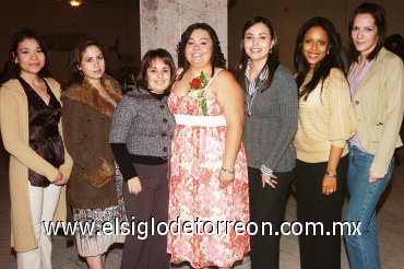 08022008
La festejada acompañada de un grupo de amigas asistentes a su despedida de soltera.