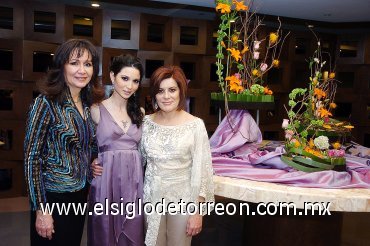 09022008
María Elisa Corrales de Viesca y Magdalena González de Garza organizaron una elegante fiesta prenupcial para Cristina.