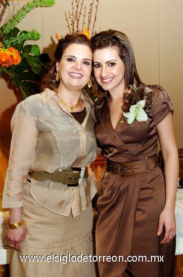 09022008
Mirvat con su mamá Ilham Hamdan de Jalil.