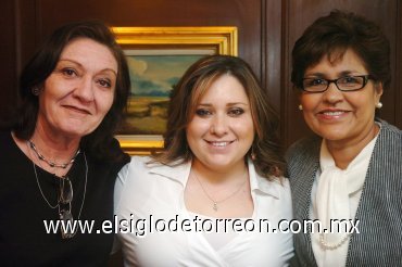13022008
María Fernanda junto a su mamá María Leonor Cravioto de Del Bosque y de su futura suegra Laura Elena Olvera de González.