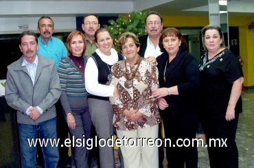 06022008
Elsa Ramírez de Díaz Flores festejó su cumpleaños acompañada de Alejandro, Gerardo, Elsa, Cecilia, Carlos, Ricardo, Georgina y Ana Laura.