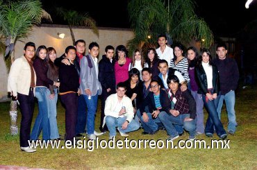 06022008
Sandra Yareli Villarreal Sánchez cumplió 20 años, y sus amigos se reunieron para festejarla.