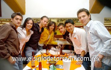 13022008
Adolfo Martínez, Brenda Oviedo, Diego Muñiz, Elisa López, Armando Treviño, José Luis Aguayo y “El Coque” Muñiz.