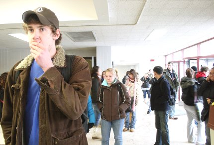 George Gaynor, un estudiante de geografía que se encontraba en la sala cuando ocurrió la balacera, declaró al periódico estudiantil Northern Star que el pistolero era 'un hombre blanco delgado que traía puesta una media'.