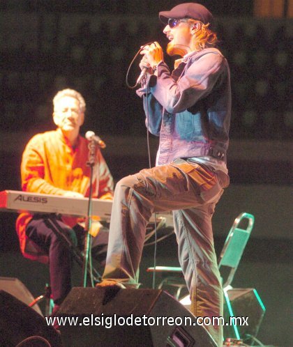 En la voz The Doors fueron acompañados por Brett Scallions, ex vocalista del grupo Fuel, quien a pesar de no tener la misma tesitura vocal
de fallecido Jim Morrison, sí prendió
a los laguneros, con una actitud humilde y dispuesta a interactuar con la gente.