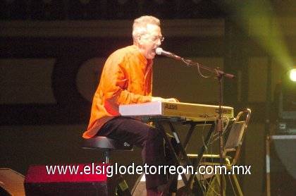 Ray Manzarek, tecladista, y Robby Krieger, guitarrista, demostraron
que el rock es el mejor rejuvenecedor
que pueda existir.