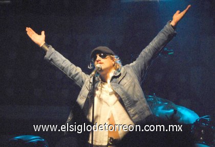 Aquí Brett Scallions, con lentes de sol y quien estuvo descalzo durante todo el concierto, empieza a interactuar
con el público, al preguntarles
si quieren más, para dar paso
a la pieza Strange Days.