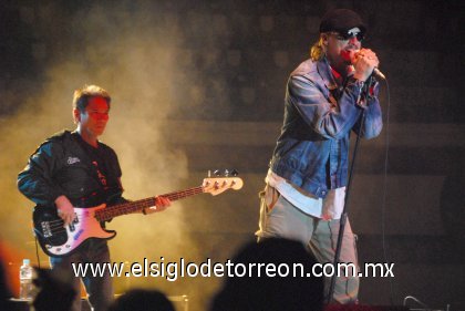 Riders on the Storm / The Doors, no podía despedirse sin interpretar la melodía más emblemática del grupo, y una de las grandes canciones de la historia del rock, Ligth My Fire, pieza que dejaron como un perfecto encore para el concierno, sin lugar a dudas la melodía más celebrada de la noche, con
un Ray Manzareck tocando su teclado
con el pie y un Robby Krieger demostrando por qué es considerado
uno de los mejores guitarristas estadounidenses de su generación.