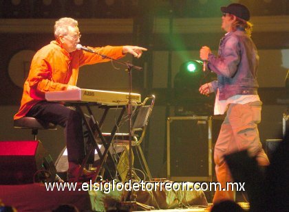 Aproximadamente 2000 personas, desde adolescentes hasta personas ya entrados en los 50, fueron testigos en el Coliseo Centenario del gran show.