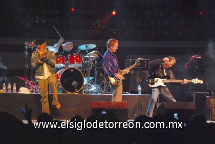 Riders on the Storm abre ‘las puertas’ de la historia para compartir con los laguneros los temas de The Doors.