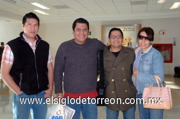03022008
Daniel Mejía viajó a Estados Unidos y lo despidieron David Mejía, Martha Ordaz y Omar Castañeda.