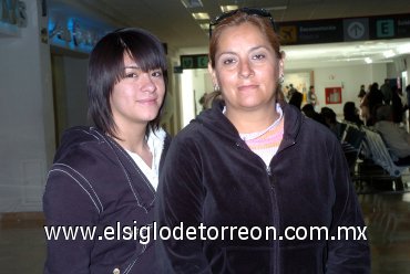 03022008
Monserrat Núñez viajó a Tijuana y la despidió Claudia Martínez.