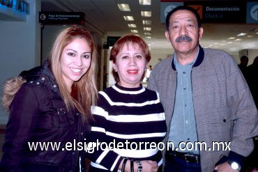 05022008
Enrique Flores y Lupita de Flores viajaron a Cancún y los despidió Vanessa Flores.